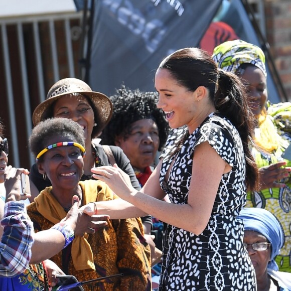 Le prince Harry et Meghan Markle, duchesse de Sussex, le 23 septembre 2019 au Cap en Afrique du Sud, lors de la première journée de leur visite officielle. Ils ont découvert dans le township Nyanga l'associatin Justice Desk, qui apprend aux enfants leurs droits et les aide à assurer leur sécurité. Elle propose des cours d'auto-defense et une formation à l'autonomie des femmes pour les jeunes filles de la communauté.