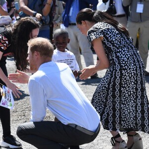 Le prince Harry et Meghan Markle, duchesse de Sussex, le 23 septembre 2019 au Cap en Afrique du Sud, lors de la première journée de leur visite officielle. Ils ont découvert dans le township Nyanga l'associatin Justice Desk, qui apprend aux enfants leurs droits et les aide à assurer leur sécurité. Elle propose des cours d'auto-defense et une formation à l'autonomie des femmes pour les jeunes filles de la communauté.