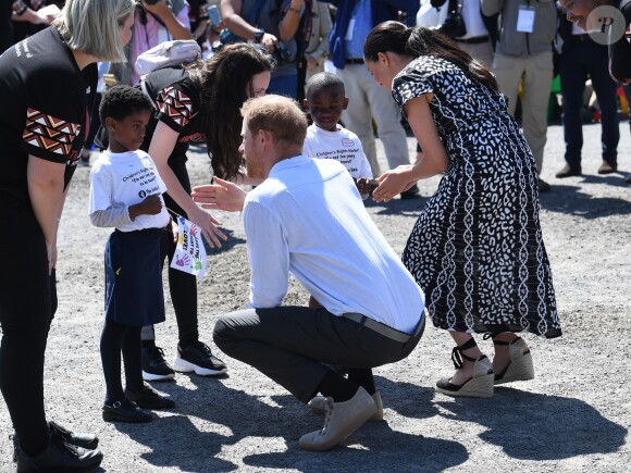Le prince Harry et Meghan Markle, duchesse de Sussex, le 23 septembre 2019 au Cap en Afrique du Sud, lors de la première journée de leur visite officielle. Ils ont découvert dans le township Nyanga l'associatin Justice Desk, qui apprend aux enfants leurs droits et les aide à assurer leur sécurité. Elle propose des cours d'auto-defense et une formation à l'autonomie des femmes pour les jeunes filles de la communauté.