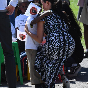 Le prince Harry et Meghan Markle, duchesse de Sussex, le 23 septembre 2019 au Cap en Afrique du Sud, lors de la première journée de leur visite officielle. Ils ont découvert dans le township Nyanga l'associatin Justice Desk, qui apprend aux enfants leurs droits et les aide à assurer leur sécurité. Elle propose des cours d'auto-defense et une formation à l'autonomie des femmes pour les jeunes filles de la communauté.