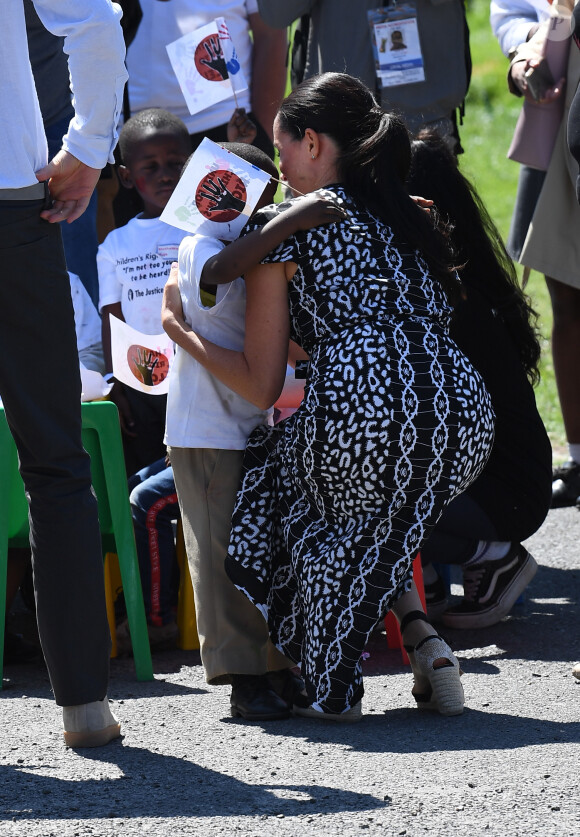 Le prince Harry et Meghan Markle, duchesse de Sussex, le 23 septembre 2019 au Cap en Afrique du Sud, lors de la première journée de leur visite officielle. Ils ont découvert dans le township Nyanga l'associatin Justice Desk, qui apprend aux enfants leurs droits et les aide à assurer leur sécurité. Elle propose des cours d'auto-defense et une formation à l'autonomie des femmes pour les jeunes filles de la communauté.