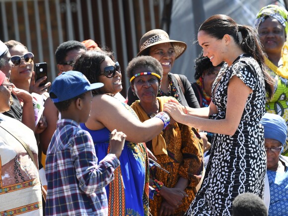 Le prince Harry et Meghan Markle, duchesse de Sussex, le 23 septembre 2019 au Cap en Afrique du Sud, lors de la première journée de leur visite officielle. Ils ont découvert dans le township Nyanga l'associatin Justice Desk, qui apprend aux enfants leurs droits et les aide à assurer leur sécurité. Elle propose des cours d'auto-defense et une formation à l'autonomie des femmes pour les jeunes filles de la communauté.