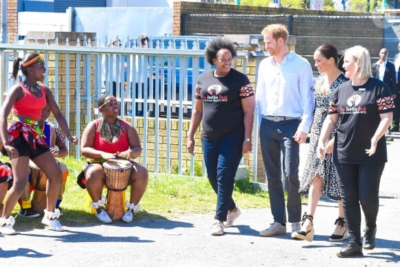Le prince Harry et Meghan Markle, duchesse de Sussex, le 23 septembre 2019 au Cap en Afrique du Sud, lors de la première journée de leur visite officielle. Ils ont découvert dans le township Nyanga l'associatin Justice Desk, qui apprend aux enfants leurs droits et les aide à assurer leur sécurité. Elle propose des cours d'auto-defense et une formation à l'autonomie des femmes pour les jeunes filles de la communauté.