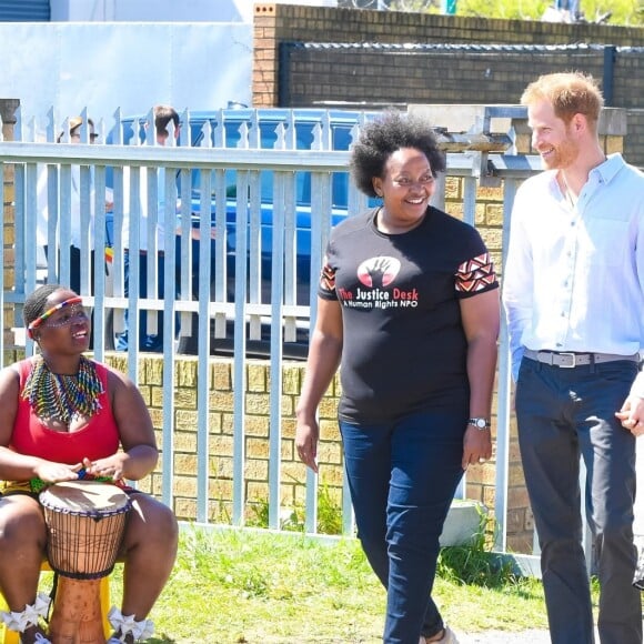 Le prince Harry et Meghan Markle, duchesse de Sussex, le 23 septembre 2019 au Cap en Afrique du Sud, lors de la première journée de leur visite officielle. Ils ont découvert dans le township Nyanga l'associatin Justice Desk, qui apprend aux enfants leurs droits et les aide à assurer leur sécurité. Elle propose des cours d'auto-defense et une formation à l'autonomie des femmes pour les jeunes filles de la communauté.