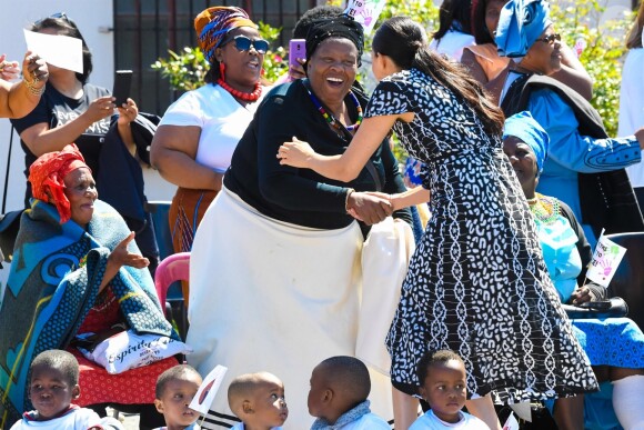 Le prince Harry et Meghan Markle, duchesse de Sussex, le 23 septembre 2019 au Cap en Afrique du Sud, lors de la première journée de leur visite officielle. Ils ont découvert dans le township Nyanga l'associatin Justice Desk, qui apprend aux enfants leurs droits et les aide à assurer leur sécurité. Elle propose des cours d'auto-defense et une formation à l'autonomie des femmes pour les jeunes filles de la communauté.