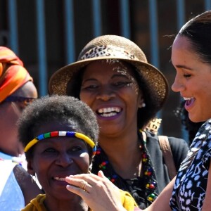 Le prince Harry et Meghan Markle, duchesse de Sussex, le 23 septembre 2019 au Cap en Afrique du Sud, lors de la première journée de leur visite officielle. Ils ont découvert dans le township Nyanga l'associatin Justice Desk, qui apprend aux enfants leurs droits et les aide à assurer leur sécurité. Elle propose des cours d'auto-defense et une formation à l'autonomie des femmes pour les jeunes filles de la communauté.