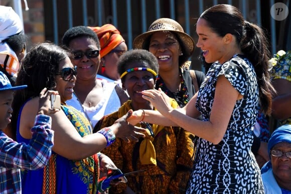 Le prince Harry et Meghan Markle, duchesse de Sussex, le 23 septembre 2019 au Cap en Afrique du Sud, lors de la première journée de leur visite officielle. Ils ont découvert dans le township Nyanga l'associatin Justice Desk, qui apprend aux enfants leurs droits et les aide à assurer leur sécurité. Elle propose des cours d'auto-defense et une formation à l'autonomie des femmes pour les jeunes filles de la communauté.
