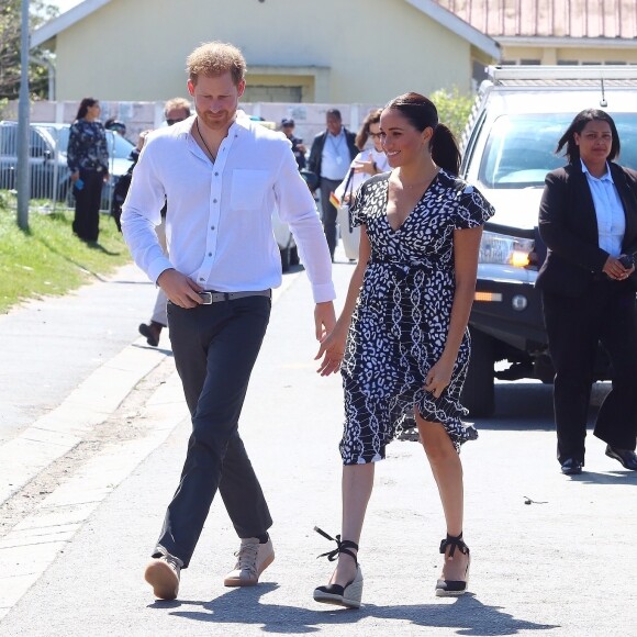 Le prince Harry et Meghan Markle, duchesse de Sussex, le 23 septembre 2019 au Cap en Afrique du Sud, lors de la première journée de leur visite officielle. Ils ont découvert dans le township Nyanga l'associatin Justice Desk, qui apprend aux enfants leurs droits et les aide à assurer leur sécurité. Elle propose des cours d'auto-defense et une formation à l'autonomie des femmes pour les jeunes filles de la communauté.