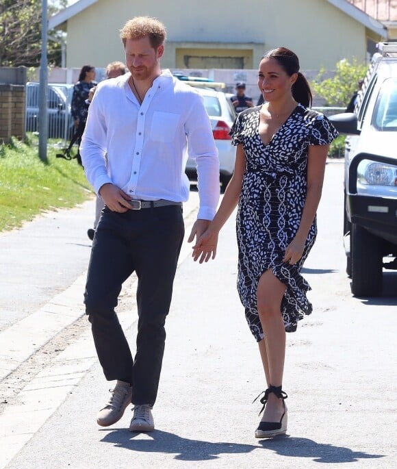 Le prince Harry et Meghan Markle, duchesse de Sussex, le 23 septembre 2019 au Cap en Afrique du Sud, lors de la première journée de leur visite officielle. Ils ont découvert dans le township Nyanga l'associatin Justice Desk, qui apprend aux enfants leurs droits et les aide à assurer leur sécurité. Elle propose des cours d'auto-defense et une formation à l'autonomie des femmes pour les jeunes filles de la communauté.