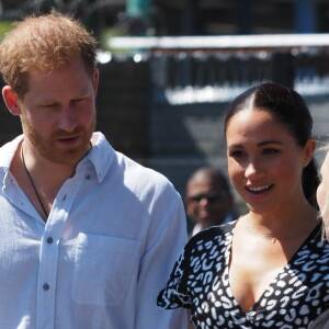 Le prince Harry et Meghan Markle, duchesse de Sussex, le 23 septembre 2019 au Cap en Afrique du Sud, lors de la première journée de leur visite officielle. Ils ont découvert dans le township Nyanga l'associatin Justice Desk, qui apprend aux enfants leurs droits et les aide à assurer leur sécurité. Elle propose des cours d'auto-defense et une formation à l'autonomie des femmes pour les jeunes filles de la communauté.