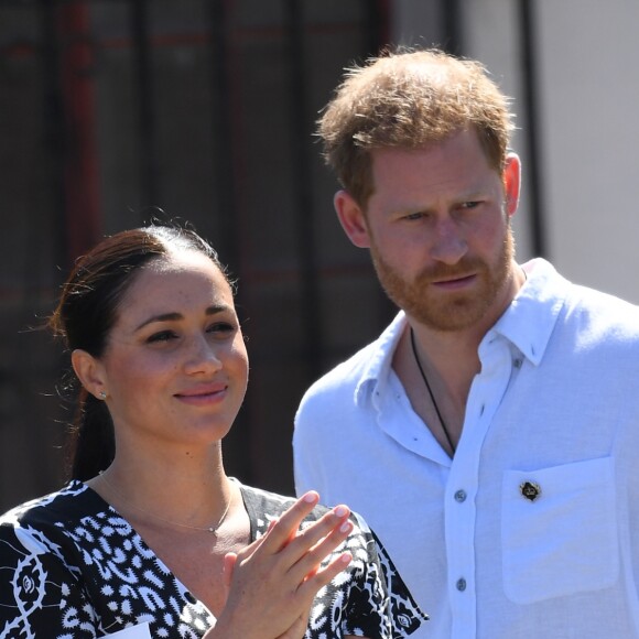 Le prince Harry et Meghan Markle, duchesse de Sussex, le 23 septembre 2019 au Cap en Afrique du Sud, lors de la première journée de leur visite officielle. Ils ont découvert dans le township Nyanga l'associatin Justice Desk, qui apprend aux enfants leurs droits et les aide à assurer leur sécurité. Elle propose des cours d'auto-defense et une formation à l'autonomie des femmes pour les jeunes filles de la communauté.