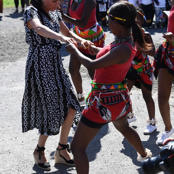 Le prince Harry et Meghan Markle, duchesse de Sussex, le 23 septembre 2019 au Cap en Afrique du Sud, lors de la première journée de leur visite officielle. Ils ont découvert dans le township Nyanga l'associatin Justice Desk, qui apprend aux enfants leurs droits et les aide à assurer leur sécurité. Elle propose des cours d'auto-defense et une formation à l'autonomie des femmes pour les jeunes filles de la communauté.
