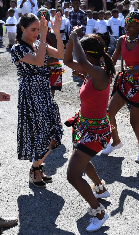 Le prince Harry et Meghan Markle, duchesse de Sussex, le 23 septembre 2019 au Cap en Afrique du Sud, lors de la première journée de leur visite officielle. Ils ont découvert dans le township Nyanga l'associatin Justice Desk, qui apprend aux enfants leurs droits et les aide à assurer leur sécurité. Elle propose des cours d'auto-defense et une formation à l'autonomie des femmes pour les jeunes filles de la communauté.