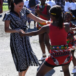 Le prince Harry et Meghan Markle, duchesse de Sussex, le 23 septembre 2019 au Cap en Afrique du Sud, lors de la première journée de leur visite officielle. Ils ont découvert dans le township Nyanga l'associatin Justice Desk, qui apprend aux enfants leurs droits et les aide à assurer leur sécurité. Elle propose des cours d'auto-defense et une formation à l'autonomie des femmes pour les jeunes filles de la communauté.