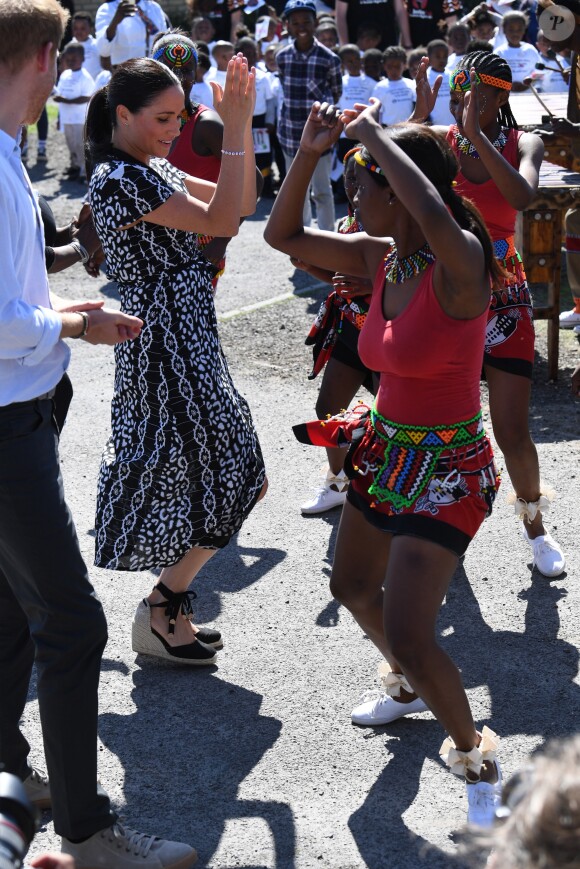 Le prince Harry et Meghan Markle, duchesse de Sussex, le 23 septembre 2019 au Cap en Afrique du Sud, lors de la première journée de leur visite officielle. Ils ont découvert dans le township Nyanga l'associatin Justice Desk, qui apprend aux enfants leurs droits et les aide à assurer leur sécurité. Elle propose des cours d'auto-defense et une formation à l'autonomie des femmes pour les jeunes filles de la communauté.