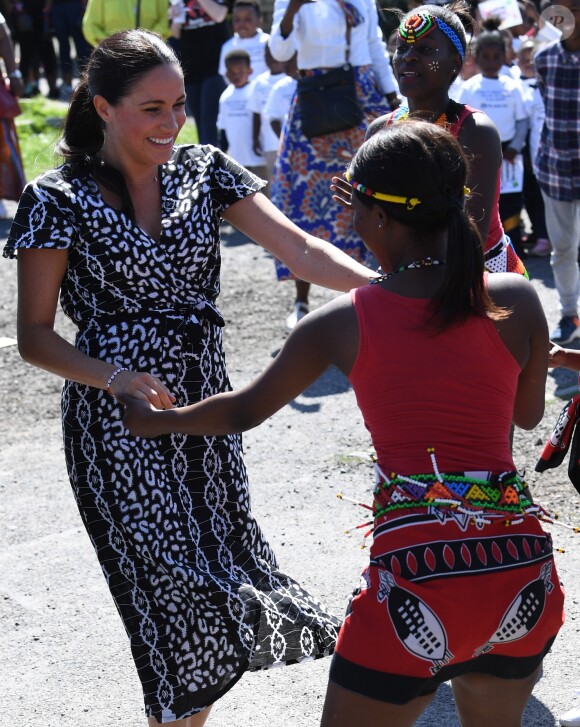 Le prince Harry et Meghan Markle, duchesse de Sussex, le 23 septembre 2019 au Cap en Afrique du Sud, lors de la première journée de leur visite officielle. Ils ont découvert dans le township Nyanga l'associatin Justice Desk, qui apprend aux enfants leurs droits et les aide à assurer leur sécurité. Elle propose des cours d'auto-defense et une formation à l'autonomie des femmes pour les jeunes filles de la communauté.