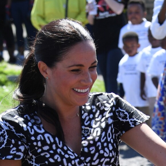 Le prince Harry et Meghan Markle, duchesse de Sussex, le 23 septembre 2019 au Cap en Afrique du Sud, lors de la première journée de leur visite officielle. Ils ont découvert dans le township Nyanga l'associatin Justice Desk, qui apprend aux enfants leurs droits et les aide à assurer leur sécurité. Elle propose des cours d'auto-defense et une formation à l'autonomie des femmes pour les jeunes filles de la communauté.