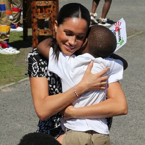 Le prince Harry et Meghan Markle, duchesse de Sussex, le 23 septembre 2019 au Cap en Afrique du Sud, lors de la première journée de leur visite officielle. Ils ont découvert dans le township Nyanga l'associatin Justice Desk, qui apprend aux enfants leurs droits et les aide à assurer leur sécurité. Elle propose des cours d'auto-defense et une formation à l'autonomie des femmes pour les jeunes filles de la communauté.