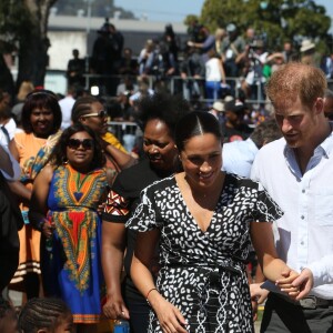 Le prince Harry et Meghan Markle, duchesse de Sussex, le 23 septembre 2019 au Cap en Afrique du Sud, lors de la première journée de leur visite officielle. Ils ont découvert dans le township Nyanga l'associatin Justice Desk, qui apprend aux enfants leurs droits et les aide à assurer leur sécurité. Elle propose des cours d'auto-defense et une formation à l'autonomie des femmes pour les jeunes filles de la communauté.