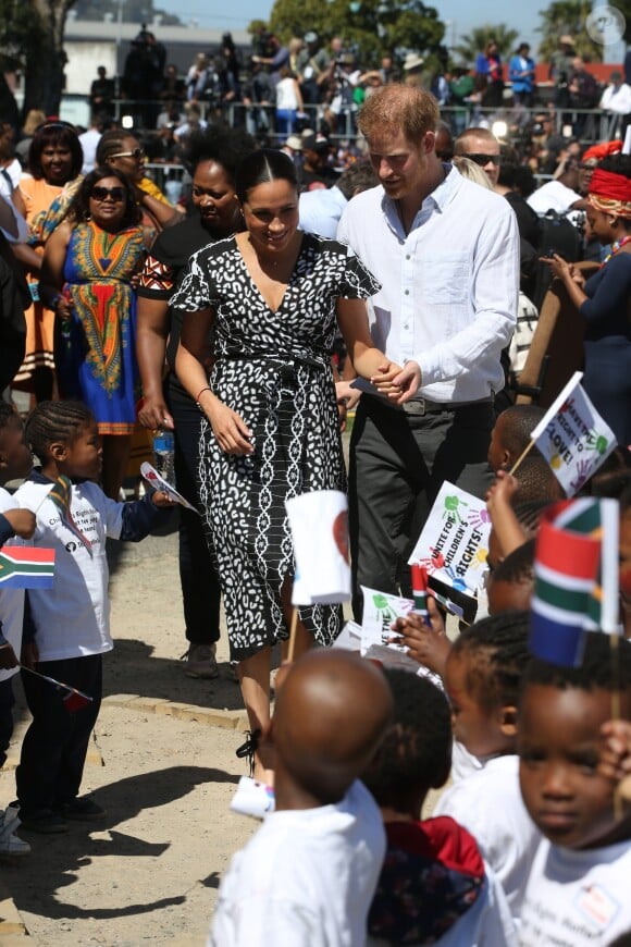 Le prince Harry et Meghan Markle, duchesse de Sussex, le 23 septembre 2019 au Cap en Afrique du Sud, lors de la première journée de leur visite officielle. Ils ont découvert dans le township Nyanga l'associatin Justice Desk, qui apprend aux enfants leurs droits et les aide à assurer leur sécurité. Elle propose des cours d'auto-defense et une formation à l'autonomie des femmes pour les jeunes filles de la communauté.