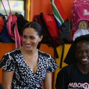 Le prince Harry et Meghan Markle, duchesse de Sussex, le 23 septembre 2019 au Cap en Afrique du Sud, lors de la première journée de leur visite officielle. Ils ont découvert dans le township Nyanga l'associatin Justice Desk, qui apprend aux enfants leurs droits et les aide à assurer leur sécurité. Elle propose des cours d'auto-defense et une formation à l'autonomie des femmes pour les jeunes filles de la communauté.