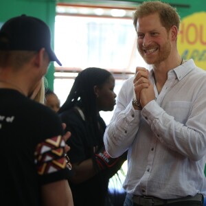 Le prince Harry et Meghan Markle, duchesse de Sussex, le 23 septembre 2019 au Cap en Afrique du Sud, lors de la première journée de leur visite officielle. Ils ont découvert dans le township Nyanga l'associatin Justice Desk, qui apprend aux enfants leurs droits et les aide à assurer leur sécurité. Elle propose des cours d'auto-defense et une formation à l'autonomie des femmes pour les jeunes filles de la communauté.