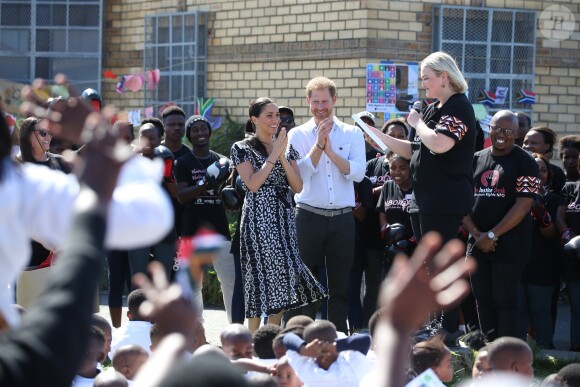 Le prince Harry et Meghan Markle, duchesse de Sussex, le 23 septembre 2019 au Cap en Afrique du Sud, lors de la première journée de leur visite officielle. Ils ont découvert dans le township Nyanga l'associatin Justice Desk, qui apprend aux enfants leurs droits et les aide à assurer leur sécurité. Elle propose des cours d'auto-defense et une formation à l'autonomie des femmes pour les jeunes filles de la communauté.