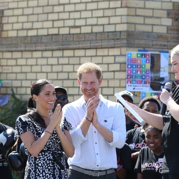 Le prince Harry et Meghan Markle, duchesse de Sussex, le 23 septembre 2019 au Cap en Afrique du Sud, lors de la première journée de leur visite officielle. Ils ont découvert dans le township Nyanga l'associatin Justice Desk, qui apprend aux enfants leurs droits et les aide à assurer leur sécurité. Elle propose des cours d'auto-defense et une formation à l'autonomie des femmes pour les jeunes filles de la communauté.