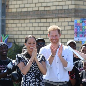 Le prince Harry et Meghan Markle, duchesse de Sussex, le 23 septembre 2019 au Cap en Afrique du Sud, lors de la première journée de leur visite officielle. Ils ont découvert dans le township Nyanga l'associatin Justice Desk, qui apprend aux enfants leurs droits et les aide à assurer leur sécurité. Elle propose des cours d'auto-defense et une formation à l'autonomie des femmes pour les jeunes filles de la communauté.