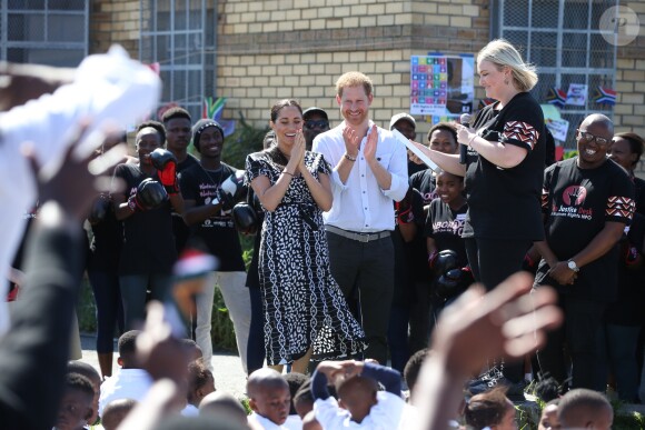 Le prince Harry et Meghan Markle, duchesse de Sussex, le 23 septembre 2019 au Cap en Afrique du Sud, lors de la première journée de leur visite officielle. Ils ont découvert dans le township Nyanga l'associatin Justice Desk, qui apprend aux enfants leurs droits et les aide à assurer leur sécurité. Elle propose des cours d'auto-defense et une formation à l'autonomie des femmes pour les jeunes filles de la communauté.