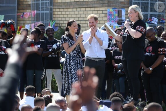 Le prince Harry et Meghan Markle, duchesse de Sussex, le 23 septembre 2019 au Cap en Afrique du Sud, lors de la première journée de leur visite officielle. Ils ont découvert dans le township Nyanga l'associatin Justice Desk, qui apprend aux enfants leurs droits et les aide à assurer leur sécurité. Elle propose des cours d'auto-defense et une formation à l'autonomie des femmes pour les jeunes filles de la communauté.