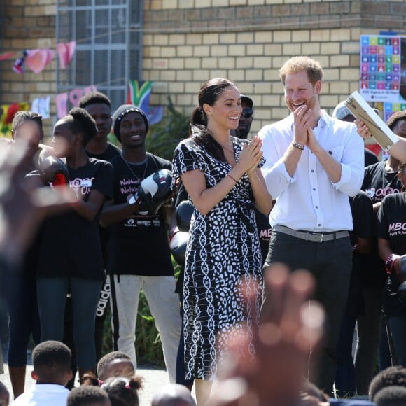 Le prince Harry et Meghan Markle, duchesse de Sussex, le 23 septembre 2019 au Cap en Afrique du Sud, lors de la première journée de leur visite officielle. Ils ont découvert dans le township Nyanga l'associatin Justice Desk, qui apprend aux enfants leurs droits et les aide à assurer leur sécurité. Elle propose des cours d'auto-defense et une formation à l'autonomie des femmes pour les jeunes filles de la communauté.