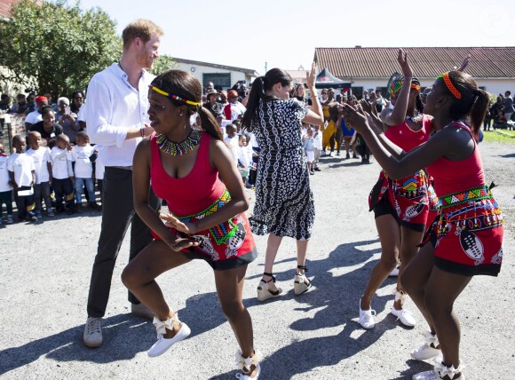 Le prince Harry et Meghan Markle, duchesse de Sussex, le 23 septembre 2019 au Cap en Afrique du Sud, lors de la première journée de leur visite officielle. Ils ont découvert dans le township Nyanga l'associatin Justice Desk, qui apprend aux enfants leurs droits et les aide à assurer leur sécurité. Elle propose des cours d'auto-defense et une formation à l'autonomie des femmes pour les jeunes filles de la communauté.