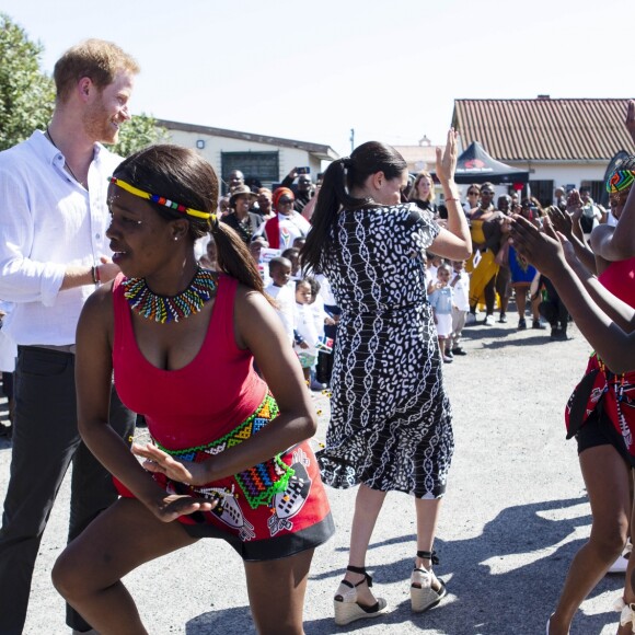 Le prince Harry et Meghan Markle, duchesse de Sussex, le 23 septembre 2019 au Cap en Afrique du Sud, lors de la première journée de leur visite officielle. Ils ont découvert dans le township Nyanga l'associatin Justice Desk, qui apprend aux enfants leurs droits et les aide à assurer leur sécurité. Elle propose des cours d'auto-defense et une formation à l'autonomie des femmes pour les jeunes filles de la communauté.