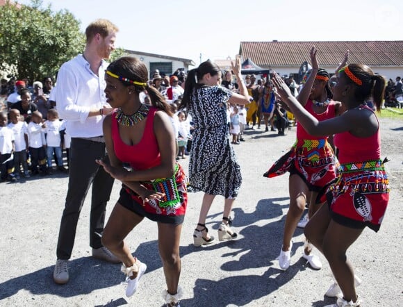 Le prince Harry et Meghan Markle, duchesse de Sussex, le 23 septembre 2019 au Cap en Afrique du Sud, lors de la première journée de leur visite officielle. Ils ont découvert dans le township Nyanga l'associatin Justice Desk, qui apprend aux enfants leurs droits et les aide à assurer leur sécurité. Elle propose des cours d'auto-defense et une formation à l'autonomie des femmes pour les jeunes filles de la communauté.