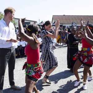 Le prince Harry et Meghan Markle, duchesse de Sussex, le 23 septembre 2019 au Cap en Afrique du Sud, lors de la première journée de leur visite officielle. Ils ont découvert dans le township Nyanga l'associatin Justice Desk, qui apprend aux enfants leurs droits et les aide à assurer leur sécurité. Elle propose des cours d'auto-defense et une formation à l'autonomie des femmes pour les jeunes filles de la communauté.