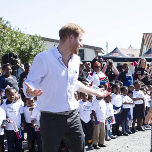 Le prince Harry et Meghan Markle, duchesse de Sussex, le 23 septembre 2019 au Cap en Afrique du Sud, lors de la première journée de leur visite officielle. Ils ont découvert dans le township Nyanga l'associatin Justice Desk, qui apprend aux enfants leurs droits et les aide à assurer leur sécurité. Elle propose des cours d'auto-defense et une formation à l'autonomie des femmes pour les jeunes filles de la communauté.