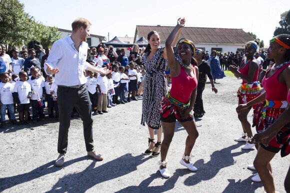 Le prince Harry et Meghan Markle, duchesse de Sussex, le 23 septembre 2019 au Cap en Afrique du Sud, lors de la première journée de leur visite officielle. Ils ont découvert dans le township Nyanga l'associatin Justice Desk, qui apprend aux enfants leurs droits et les aide à assurer leur sécurité. Elle propose des cours d'auto-defense et une formation à l'autonomie des femmes pour les jeunes filles de la communauté.