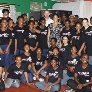 Le prince Harry et Meghan Markle, duchesse de Sussex, le 23 septembre 2019 au Cap en Afrique du Sud, lors de la première journée de leur visite officielle. Ils ont découvert dans le township Nyanga l'associatin Justice Desk, qui apprend aux enfants leurs droits et les aide à assurer leur sécurité. Elle propose des cours d'auto-defense et une formation à l'autonomie des femmes pour les jeunes filles de la communauté.