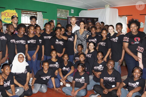 Le prince Harry et Meghan Markle, duchesse de Sussex, le 23 septembre 2019 au Cap en Afrique du Sud, lors de la première journée de leur visite officielle. Ils ont découvert dans le township Nyanga l'associatin Justice Desk, qui apprend aux enfants leurs droits et les aide à assurer leur sécurité. Elle propose des cours d'auto-defense et une formation à l'autonomie des femmes pour les jeunes filles de la communauté.