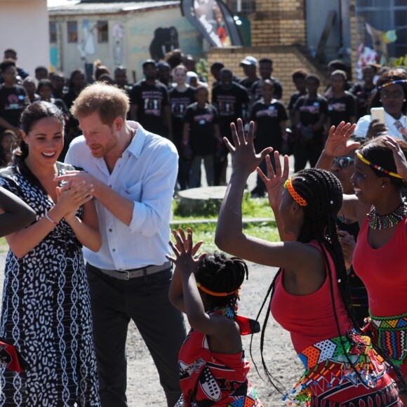 Le prince Harry et Meghan Markle, duchesse de Sussex, le 23 septembre 2019 au Cap en Afrique du Sud, lors de la première journée de leur visite officielle. Ils ont découvert dans le township Nyanga l'associatin Justice Desk, qui apprend aux enfants leurs droits et les aide à assurer leur sécurité. Elle propose des cours d'auto-defense et une formation à l'autonomie des femmes pour les jeunes filles de la communauté.