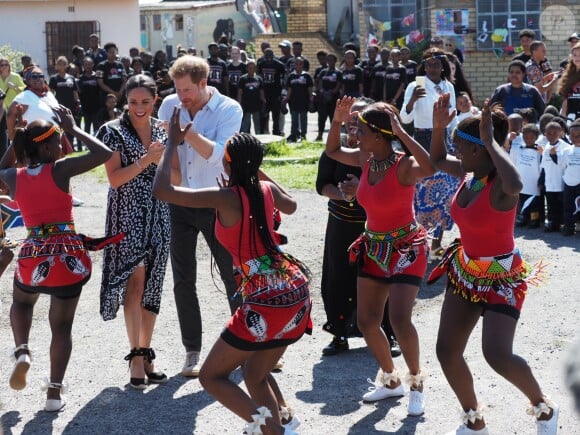 Le prince Harry et Meghan Markle, duchesse de Sussex, le 23 septembre 2019 au Cap en Afrique du Sud, lors de la première journée de leur visite officielle. Ils ont découvert dans le township Nyanga l'associatin Justice Desk, qui apprend aux enfants leurs droits et les aide à assurer leur sécurité. Elle propose des cours d'auto-defense et une formation à l'autonomie des femmes pour les jeunes filles de la communauté.
