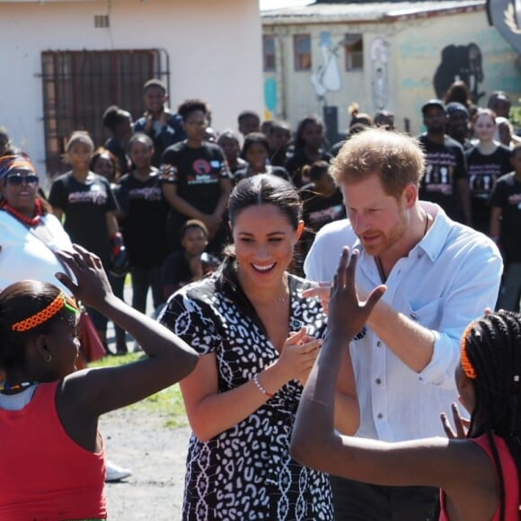 Le prince Harry et Meghan Markle, duchesse de Sussex, le 23 septembre 2019 au Cap en Afrique du Sud, lors de la première journée de leur visite officielle. Ils ont découvert dans le township Nyanga l'associatin Justice Desk, qui apprend aux enfants leurs droits et les aide à assurer leur sécurité. Elle propose des cours d'auto-defense et une formation à l'autonomie des femmes pour les jeunes filles de la communauté.