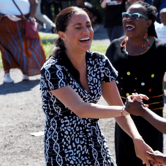 Le prince Harry et Meghan Markle, duchesse de Sussex, le 23 septembre 2019 au Cap en Afrique du Sud, lors de la première journée de leur visite officielle. Ils ont découvert dans le township Nyanga l'associatin Justice Desk, qui apprend aux enfants leurs droits et les aide à assurer leur sécurité. Elle propose des cours d'auto-defense et une formation à l'autonomie des femmes pour les jeunes filles de la communauté.