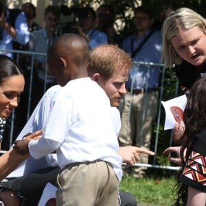 Le prince Harry et Meghan Markle, duchesse de Sussex, le 23 septembre 2019 au Cap en Afrique du Sud, lors de la première journée de leur visite officielle. Ils ont découvert dans le township Nyanga l'associatin Justice Desk, qui apprend aux enfants leurs droits et les aide à assurer leur sécurité. Elle propose des cours d'auto-defense et une formation à l'autonomie des femmes pour les jeunes filles de la communauté.