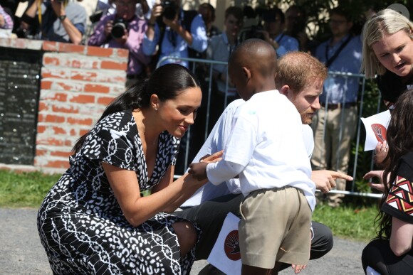 Le prince Harry et Meghan Markle, duchesse de Sussex, le 23 septembre 2019 au Cap en Afrique du Sud, lors de la première journée de leur visite officielle. Ils ont découvert dans le township Nyanga l'associatin Justice Desk, qui apprend aux enfants leurs droits et les aide à assurer leur sécurité. Elle propose des cours d'auto-defense et une formation à l'autonomie des femmes pour les jeunes filles de la communauté.