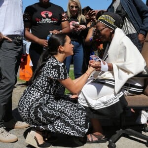 Le prince Harry et Meghan Markle, duchesse de Sussex, le 23 septembre 2019 au Cap en Afrique du Sud, lors de la première journée de leur visite officielle. Ils ont découvert dans le township Nyanga l'associatin Justice Desk, qui apprend aux enfants leurs droits et les aide à assurer leur sécurité. Elle propose des cours d'auto-defense et une formation à l'autonomie des femmes pour les jeunes filles de la communauté.