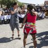 Meghan Markle, duchesse de Sussex, danse avec une danseuse dans le township de Nyanga, en Afrique du Sud, le 23 septembre 2019, lors d'une rencontre avec l'ONG Justice Desk.