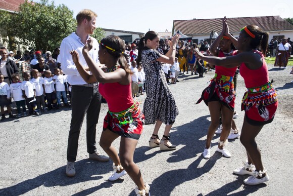 Le prince Harry et Meghan Markle, duchesse de Sussex, le 23 septembre 2019 au Cap en Afrique du Sud, lors de la première journée de leur visite officielle. Ils ont découvert dans le township Nyanga l'associatin Justice Desk, qui apprend aux enfants leurs droits et les aide à assurer leur sécurité. Elle propose des cours d'auto-defense et une formation à l'autonomie des femmes pour les jeunes filles de la communauté.