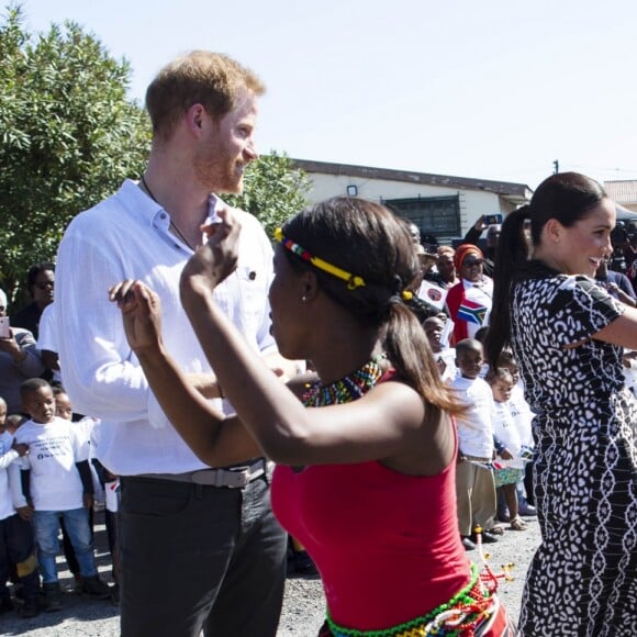 Le prince Harry et Meghan Markle, duchesse de Sussex, le 23 septembre 2019 au Cap en Afrique du Sud, lors de la première journée de leur visite officielle. Ils ont découvert dans le township Nyanga l'associatin Justice Desk, qui apprend aux enfants leurs droits et les aide à assurer leur sécurité. Elle propose des cours d'auto-defense et une formation à l'autonomie des femmes pour les jeunes filles de la communauté.